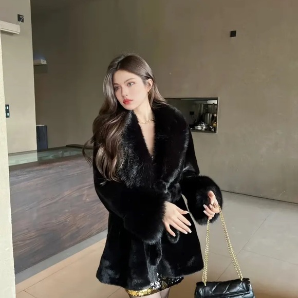 Elegant, belted, faux fur jacket. - Picture 3 of 3